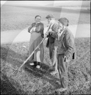 WK 2: Alte Baüerin und Bauern machen Pause, 1940
