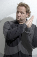 Blick-Leser Roger Baumgartner imitiert Phil Collins, 2006
