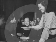 Frau der Fürsorge verteilt Suppe an Flüchtlinge, ca. 1943