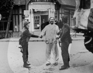 Frankreich; Befreiung; Mann im Pjyama begrüsst Soldaten