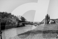 Von deutscher Luftwaffe bombardierte Brücke nahe von Lörrach; 1945