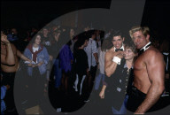 Chippendales posieren mit weiblichen Fans 1992