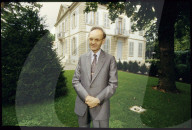 Charles Wirz vor dem Voltaire Museum in Genf, 1994