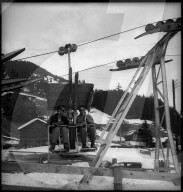 König Baudouin von Belgien mit seinem Bruder Albert in Gstaad, 1952