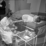 Mann bei Blutspende, 1955