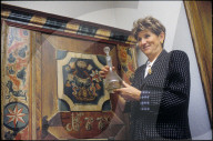 Marta Emmenegger, mit antiker Weinflasche, 1988