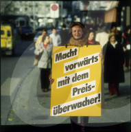 Monika Weber mit Werbeplakat, 1983