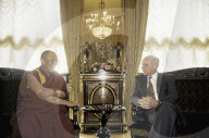 Der Dalai Lama in der Schweiz mit Flavio Cotti, 1994 