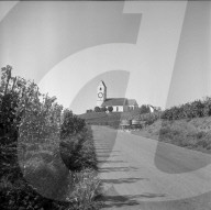 Rebberge und Kirche von Hallau, 1959