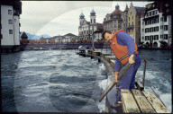 Heinz Odermatt beim Öffnen eines Wehres, Reuss; Luzern 1993