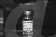 Fläschchen mit Impfstoff gegen Grippe 1968