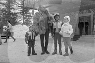 Kaiser Reza Pahlavi mit seinen Kindern in St. Moritz, 1970