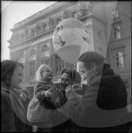Kleinkind bekommt einen Ballon, Bern 1955