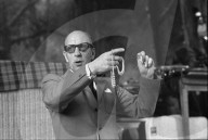 Genf, Auktionator versteigert Schmuck; 1972