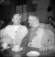 Fasnachts-Teilnehmer im Restaurant, Basel 1947
