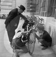 Basel, Jungen bieten Fahrradreinigung an; 1941