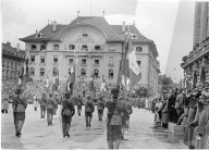 Feier zum Kriegsende, Soldaten bringen Fahnen zur Fahnenehrung;  1945