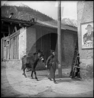 Bäuerin bringt ihr Pferde zur Segnung, Walliser Dorf 1940