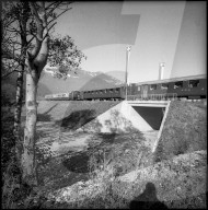 Zug fährt über neu gebaute Rheinbrücke; 1958