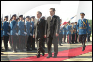 Moritz Leuenberger und Vojislav Kostunica bei der Ehrenparade