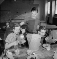 WK 2: Landhilfe; Junge Männer beim Essen,1943