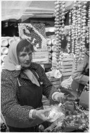 Verkäuferin am "Zibelemärit" in Bern 1971