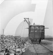 WK 2: Kriegswirtschaft; Häftlinge beim Ausladen von Altmetall