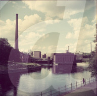 Papierfabrik an einem Fluss, Finnland 1960