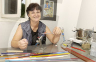 Anita Chaaban beim Glasperlendrehen in ihrem Atelier 2004