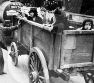Durch die Schweiz abgewiesene jüdische Flüchtlinge in Karren, 1940