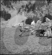 WK 2: Landhilfe; Lehrlinge räumen eine Alp, 1942