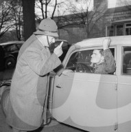 Polizist streitet mit Autofahrer, 1950