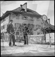 WK 2: französische Grenzwächter hinter Stacheldrahtsperre, St. Gingolph um 1943