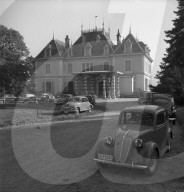 Gland, Geparkte Autos vor der Villa Prangins; 1950