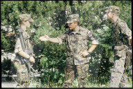 Rekruten beim Diskutieren mit vorgesetzter Frau, 1998