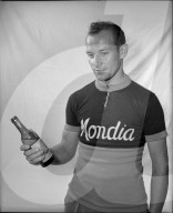 Fritz Schär mit einer Flasche Vivi-Cola, 1952
