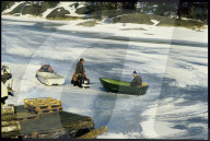 Motorschlitten zieht Ruderboot auf gefrorenem Fjord, Schweden 1985