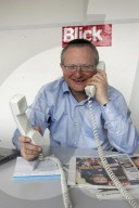 Chefredaktor Werner De Schepper am Blick-Telefon, 2006