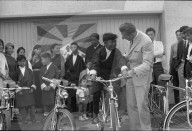 Ferdy Kübler überreicht 4 Velos an Tibeter Schulkinder, Oetwil 1965