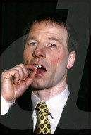 Moderator Samuel Stutz mit Ecstasypille 1996