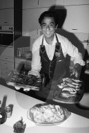 Vico Torriani, Sänger, beim Kochen, um 1977