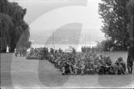 Militärdefilee 1969 in der Schweiz: Soldaten beim Ausruhen im Seepark