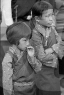 Zwei Tibeter Mädchen in Tracht, Oetwil 1965