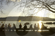 Menschen geniessen die Sonne am Zürichsee, 2005