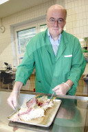 Professor Richard K. Hoop beim Untersuchen einer Legehenne 2005