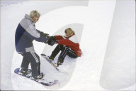Fabien Rohrer unterrichtet Stephanie Berger im Snowboarden 1997