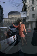 Frau winkt ein Taxi heran, 1996