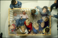 Kinder im Laufgitter 1986