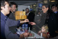 Alain Delon mit seinem Parfum Samourai 1994