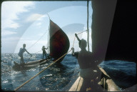 Einheimische mit Einbaum, Fischerboote, Indien 1981